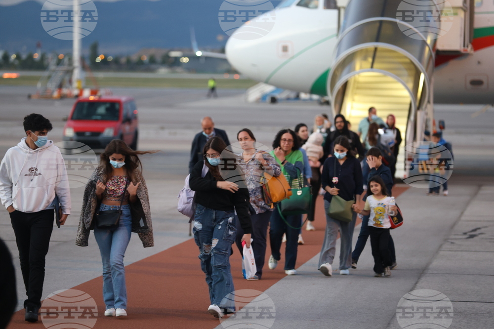 Летище София - полет от Ливан - евакуирани български граждани