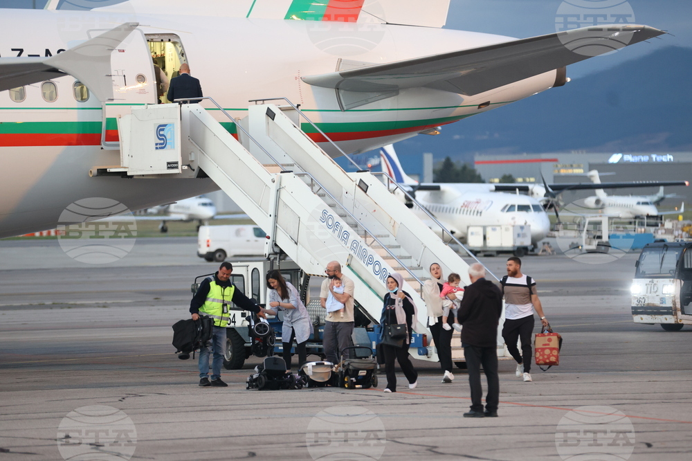 Летище София - полет от Ливан - евакуирани български граждани