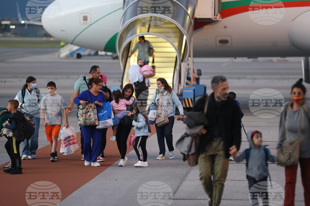 Летище София - полет от Ливан - евакуирани български граждани