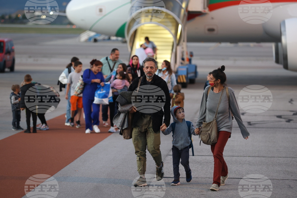 Летище София - полет от Ливан - евакуирани български граждани