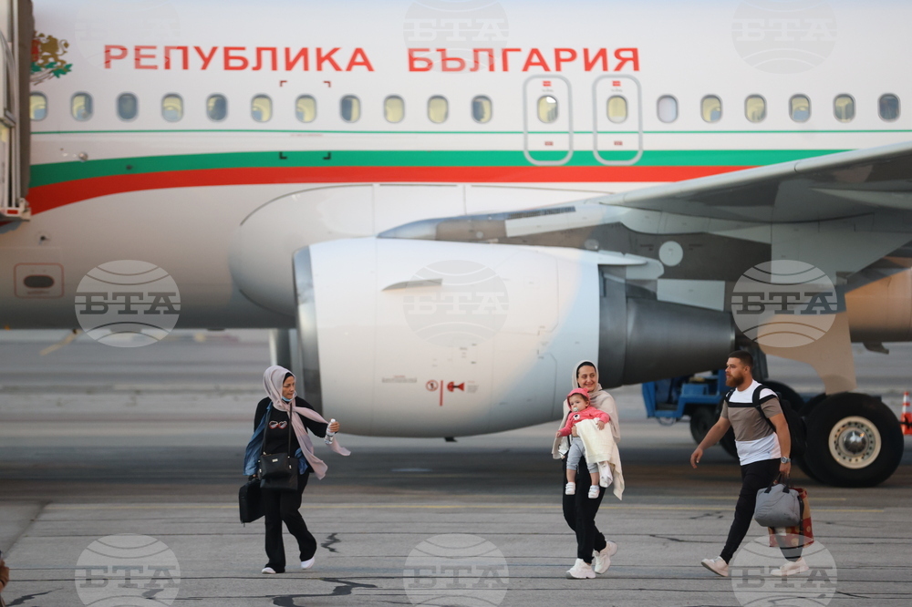 Летище София - полет от Ливан - евакуирани български граждани