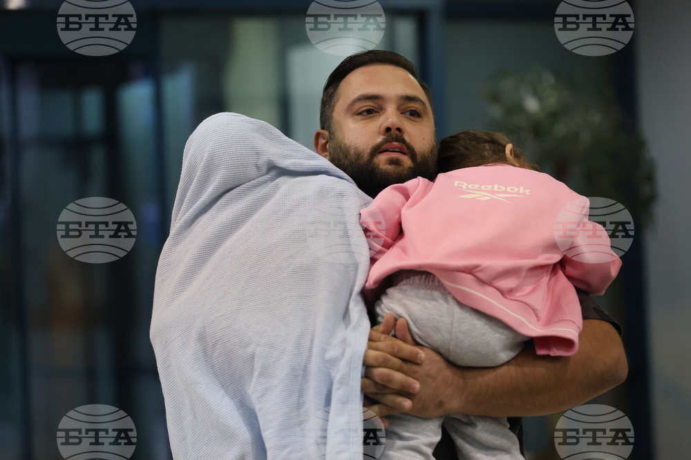 Летище София - полет от Ливан - евакуирани български граждани