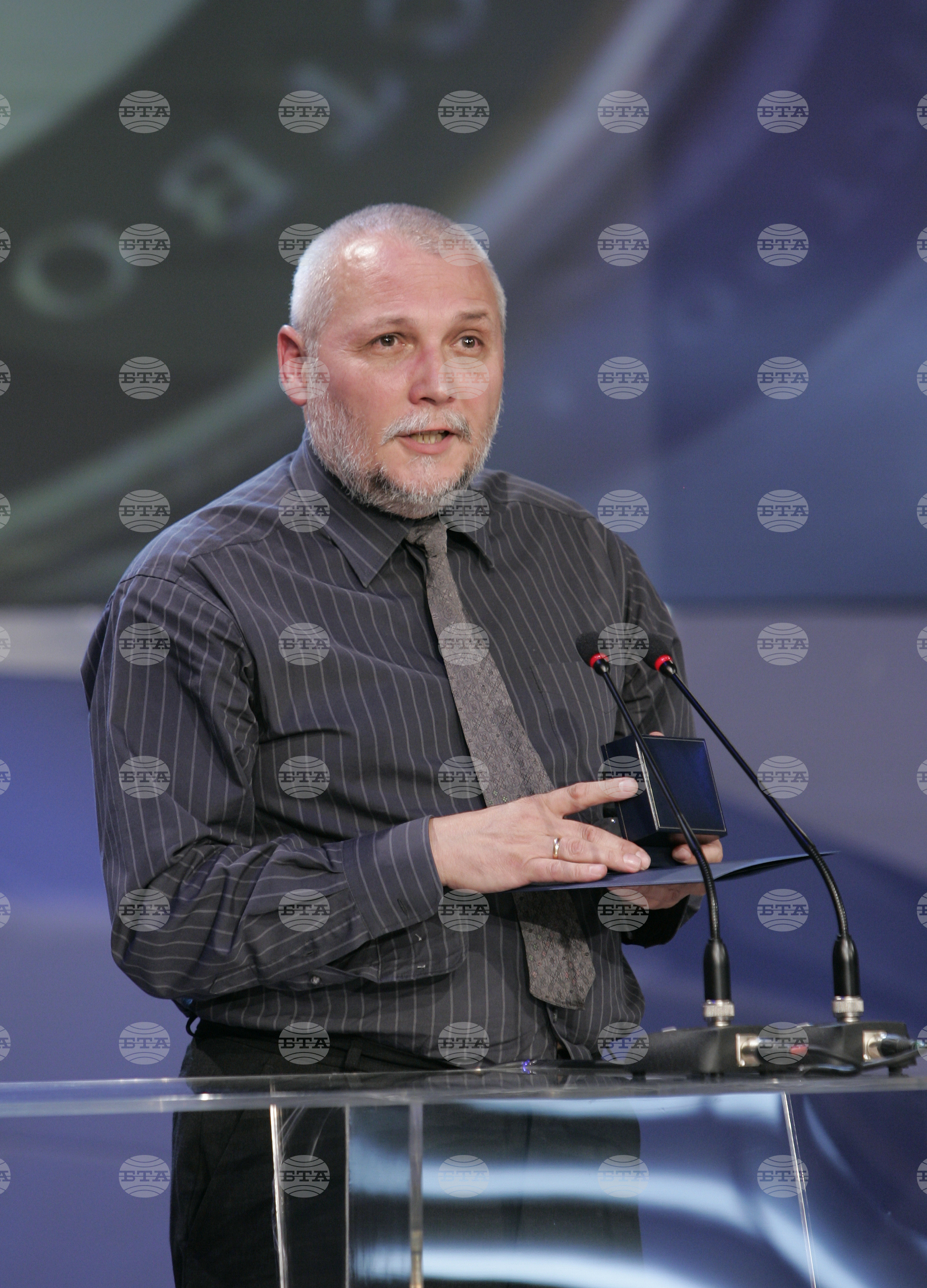 Проф. Светослав Овчаров