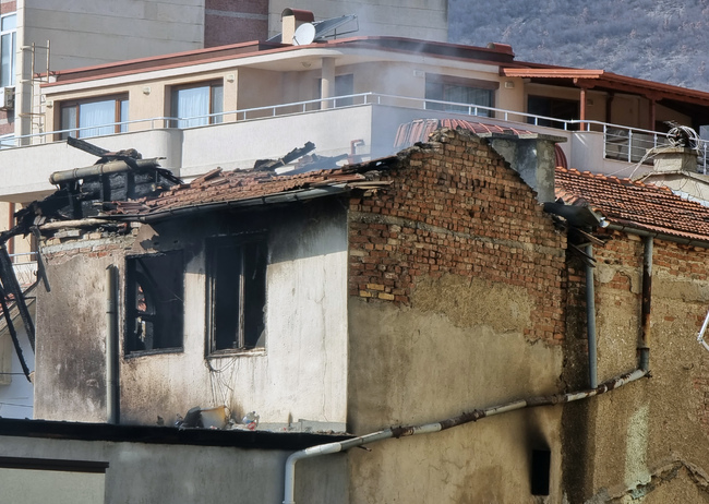 Човешка небрежност е причината за пожар в близост до начално училище в Сливен