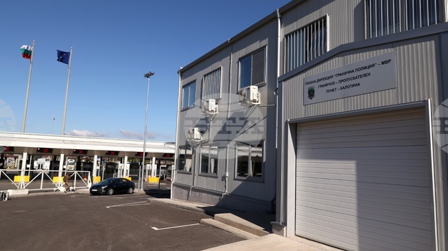 Заради блокада на превозвачи тежкотоварният трафик на границата с Република Северна Македония и Сърбия е спрян 