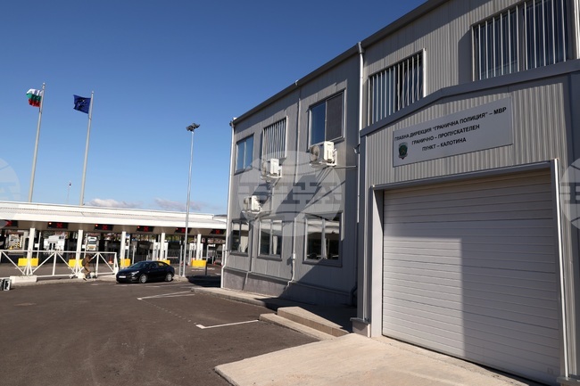 Интензивен е трафикът на граничните пунктове "Капитан Андреево" на вход за товарни и на "Калотина" на изход за леки автомобили 