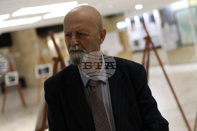 Изложбата „Моят свят” на доайена във фотографията доц. Петър Абаджиев представя в Ямбол избрани образи от цялостното му творчество