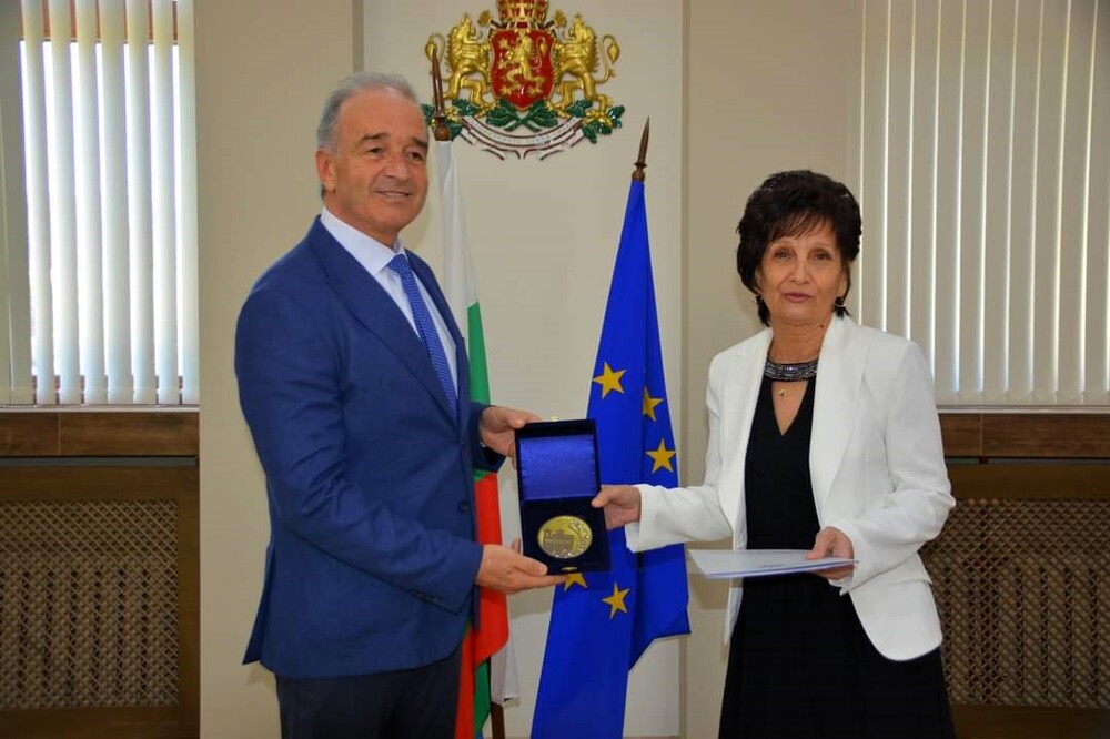 Кметът на Асеновград с жест към Донка Георгиева за пенсионирането й