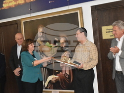 Снимка: Община Ловеч - Кметът на Ловеч връчи на генерал-майор Красимир  Кънев почетен медал