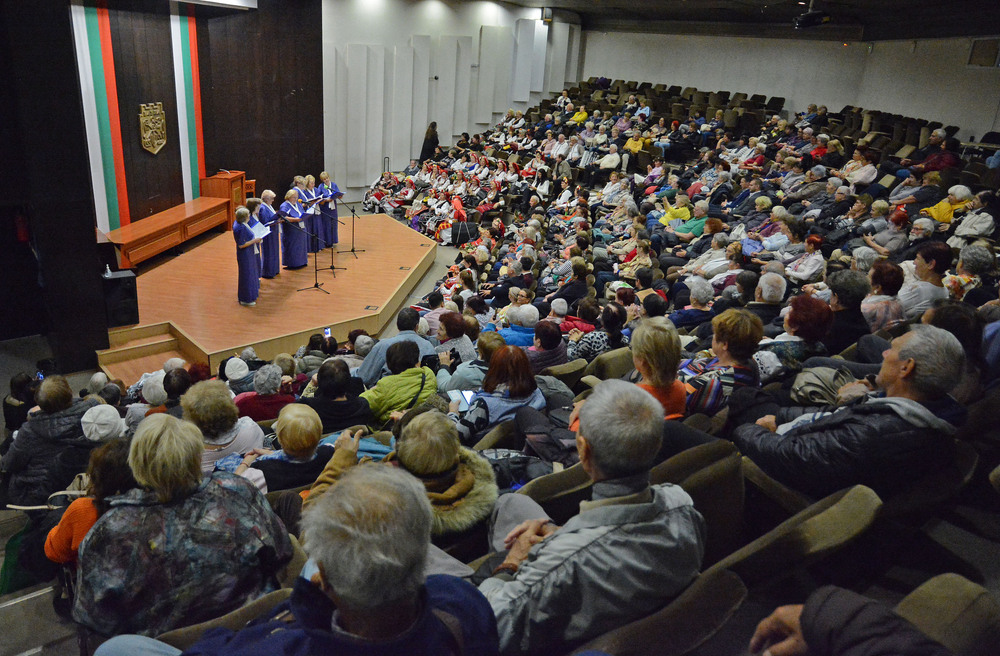 Община Варна: Заместник-кметът Снежана Апостолова поздрави варненски пенсионери по случай Международния ден на възрастните хора