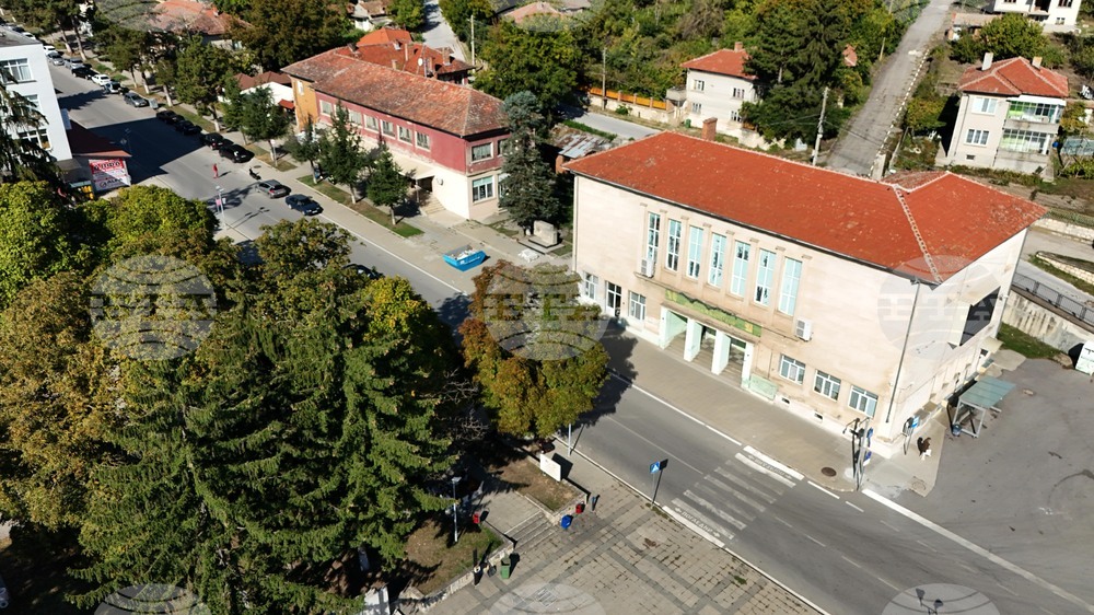 Промени в размера на таксата за битови отпадъци и на данъка върху недвижимите имоти във Ветово подкрепиха днес местните общински съветници