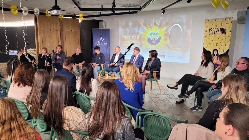 Музикаутор – „Светилник 2024/2025: Музика – лъчи!“ дарява химни на още 10 училища в страната