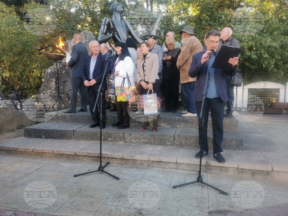 Писателят Боян Ангелов запали „Огъня на поезията“ в Смолян