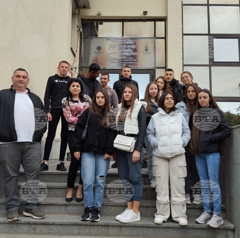 Бъдещи икономисти се запознаха с организацията и технологията на данъчната дейност в офиса на НАП – Търговище