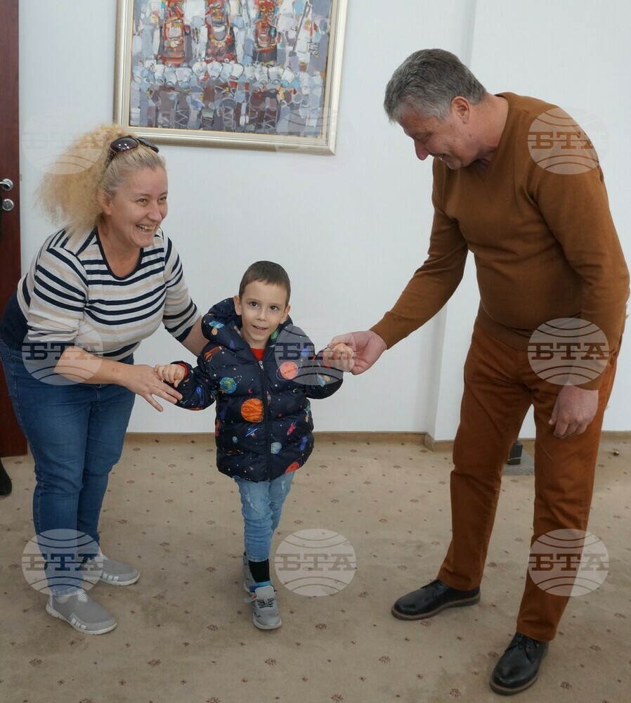 Средства от Коледния благотворителен бал на община Тунджа отиват за лечение на 6-годишния Виктор