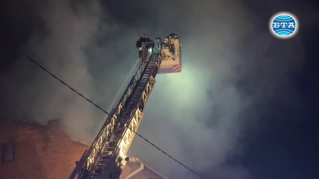 Голям пожар избухна в центъра на София, жена е пострадала