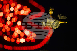 Статуя на София - празнично осветление - новогодишна украса