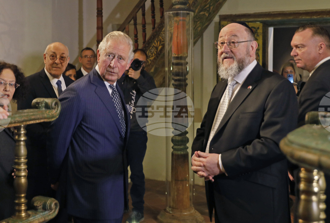 Крал Чарлз Трети посети синагогата, атакувана от поддръжник на "Ислямска държава"