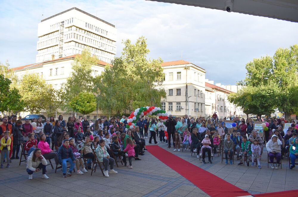 Община Разград: С червен килим и забавен сценарий Центърът за работа с деца откри новата учебна година