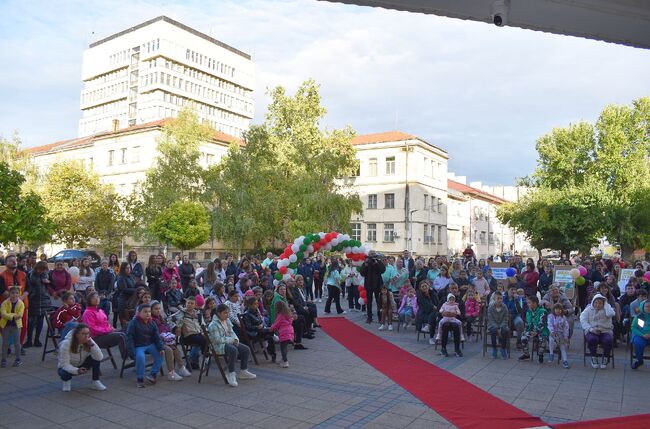 Община Разград: С червен килим и забавен сценарий Центърът за работа с деца откри новата учебна година