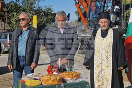 Село Костиево - ремонт на общински път - първа копка