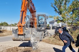 Село Костиево - ремонт на общински път - първа копка