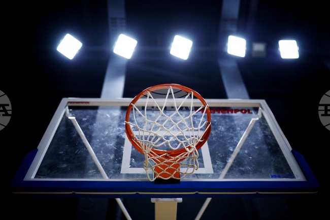 Натурализираният американец Дейвид Кравиш и Уникаха намалиха изоставането си в полуфиналите в испанския баскетболен елит