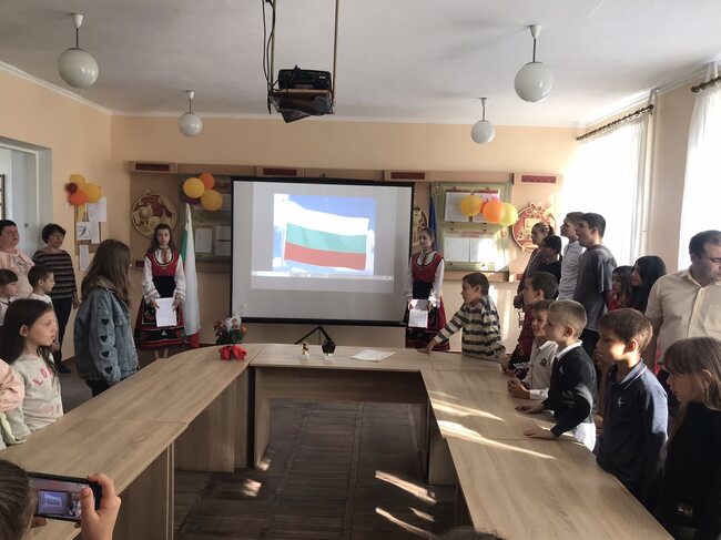 Ученици от Център „Аз Буки Веди“ в Украйна завоюваха награди в международния конкурс „България в моите мечти“