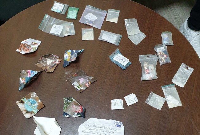 Полицията в Пловдив иззе различни видове наркотици и флакони с райски газ по време на акция в областта