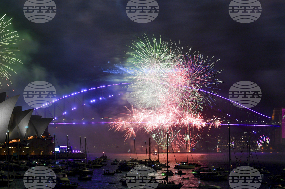 Сидни посрещна 2023 г. с ярки фойерверки в цветовете на дъгата
