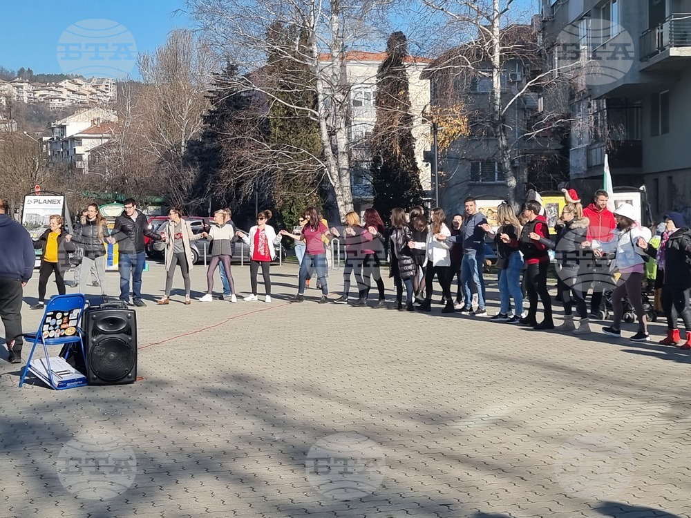 Стотици великотърновци се включиха в традиционното обедно хоро в последния ден от годината