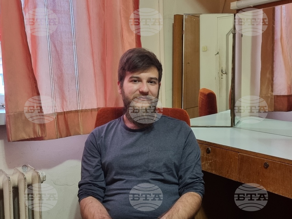 Всеки зрител ще намери по нещо за себе си в премиерния спектакъл "Минало не/свършено" на плевенския театър, казва режисьорът Денис Симеонов