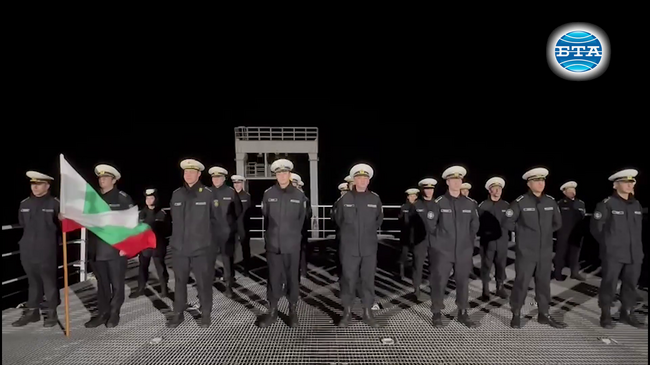 На кораба "Св. св. Кирил и Методий", който пътува за Антарктида, посрещнаха 2023 г. с българския химн