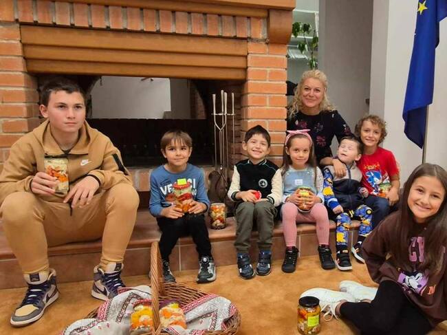 С приготвяне на зимнина започна първото занятие за новата учебна година в занималнята „Бяла спретната къщурка” към Посолството ни в Любляна