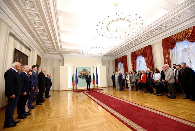 Румен Радев удостои с Почетен знак на президента историците проф. Георги Николов и проф. Петер Шрайнер