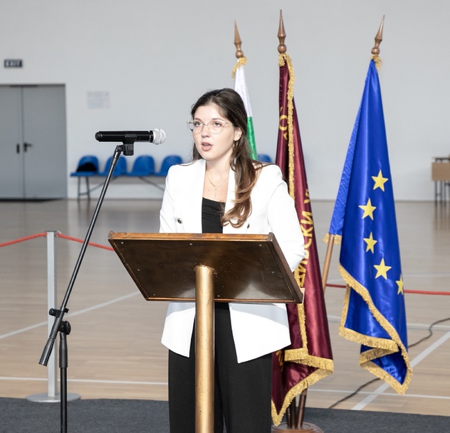 Министерство на образованието и науката: "Първокурсничка към състудентите си: Нека не губим воля да се променяме, защото в това се корени същността на живота"