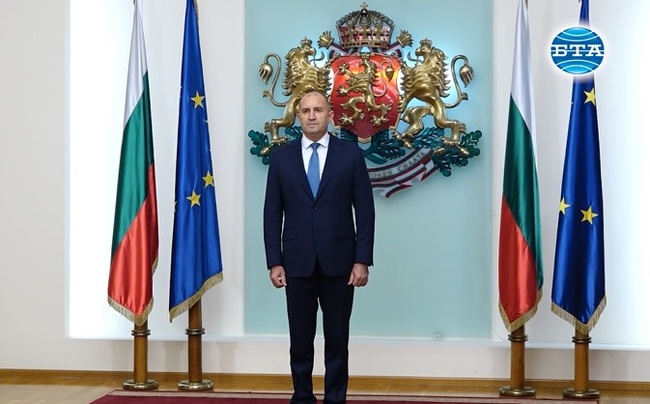 Румен Радев удостои с Почетен знак на президента историците проф. Георги Николов и проф. Петер Шрайнер