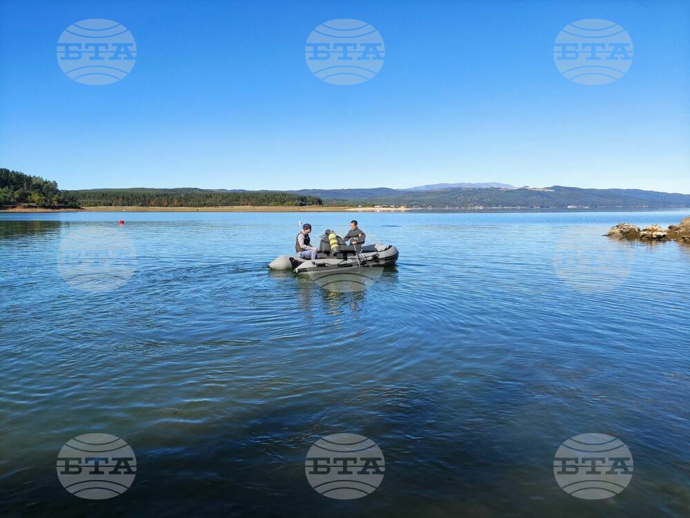 Bulgarian Servicemen Conduct Diving Training at 1,000 m, 1C Water Temperature