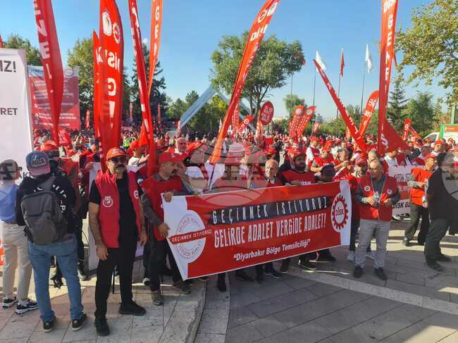 Многохиляден протест срещу ниските доходи бе организиран в Анкара от един от водещите турски синдикати ДИСК