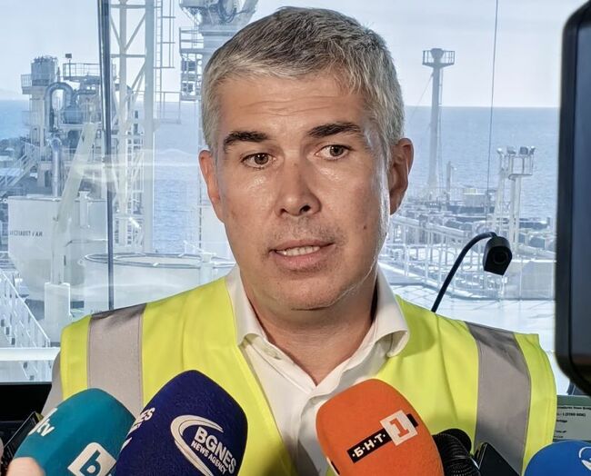 Доставките на регазифициран природен газ от терминала до Александруполис са исторически момент за България, според министър Малинов