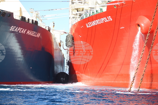 Край Александруполис разтоварват втечнен природен газ за България