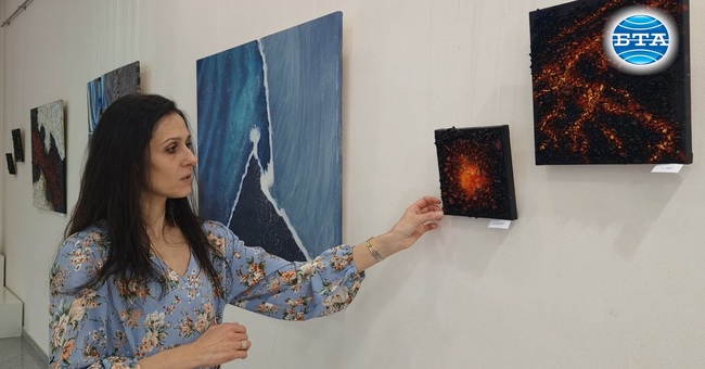 Тихомира Толева - Тия подреди в хасковската галерия „Форум“ картини с вградена застинала лава от вулкан