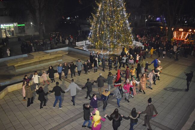 С ритмите на Капански ансамбъл, баница с късмети и наздравици с вино на площада Разград посрещна Новата 2023 година