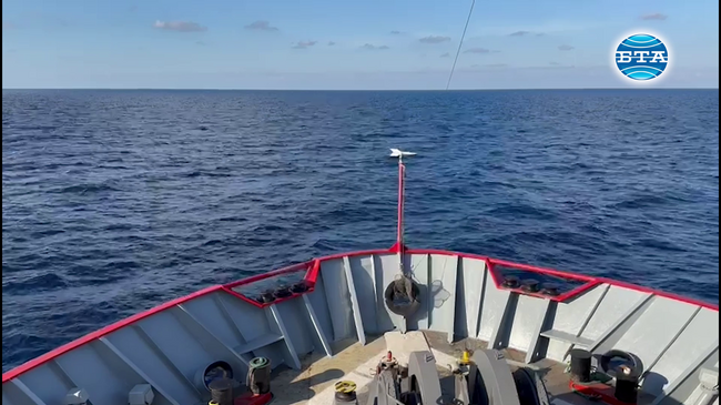 Корабът "Св.св. Кирил и Методий" приближава пролива в Средиземно море, разделящ Сицилия и Малта