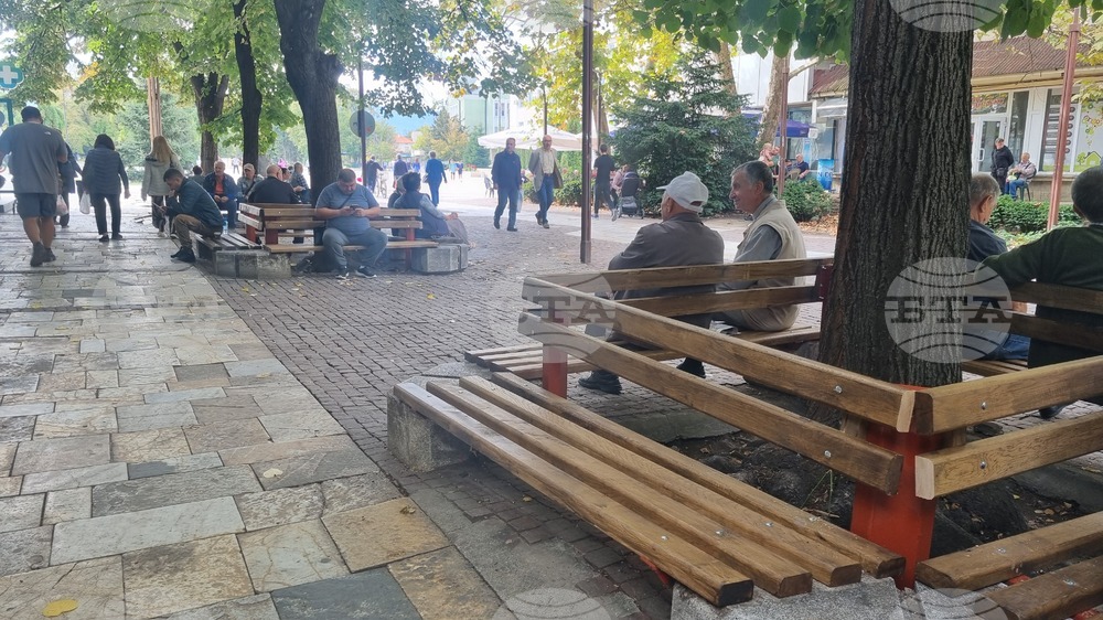 Ремонтират пейките на централната улица в Търговище
