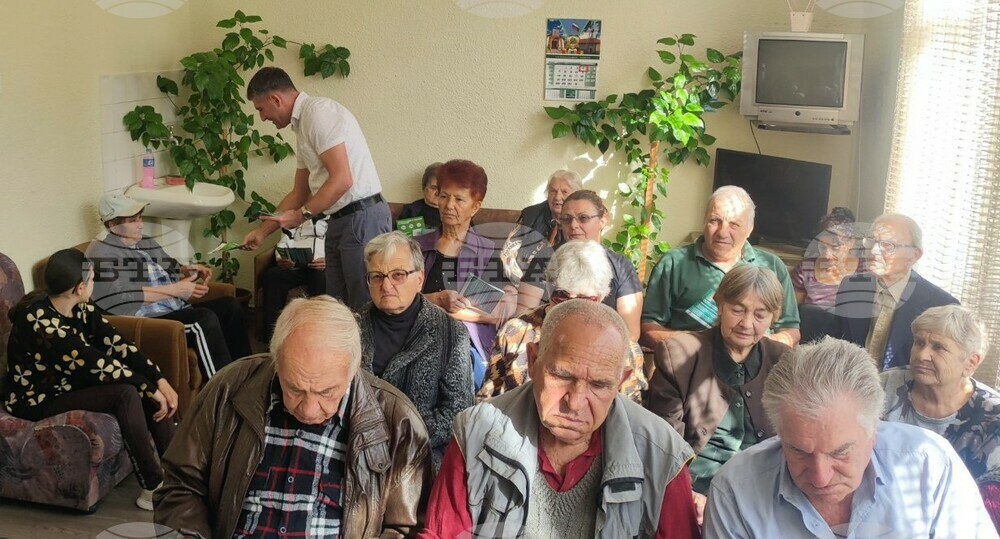 Началникът на полицията в Нови пазар разговаря с жителите на село Върбяне за зачестилите опити за телефонни измами