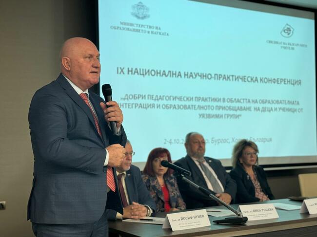 МОН: Министър Цоков награди 50 учители за успешни практики в интеграцията на деца от уязвими групи