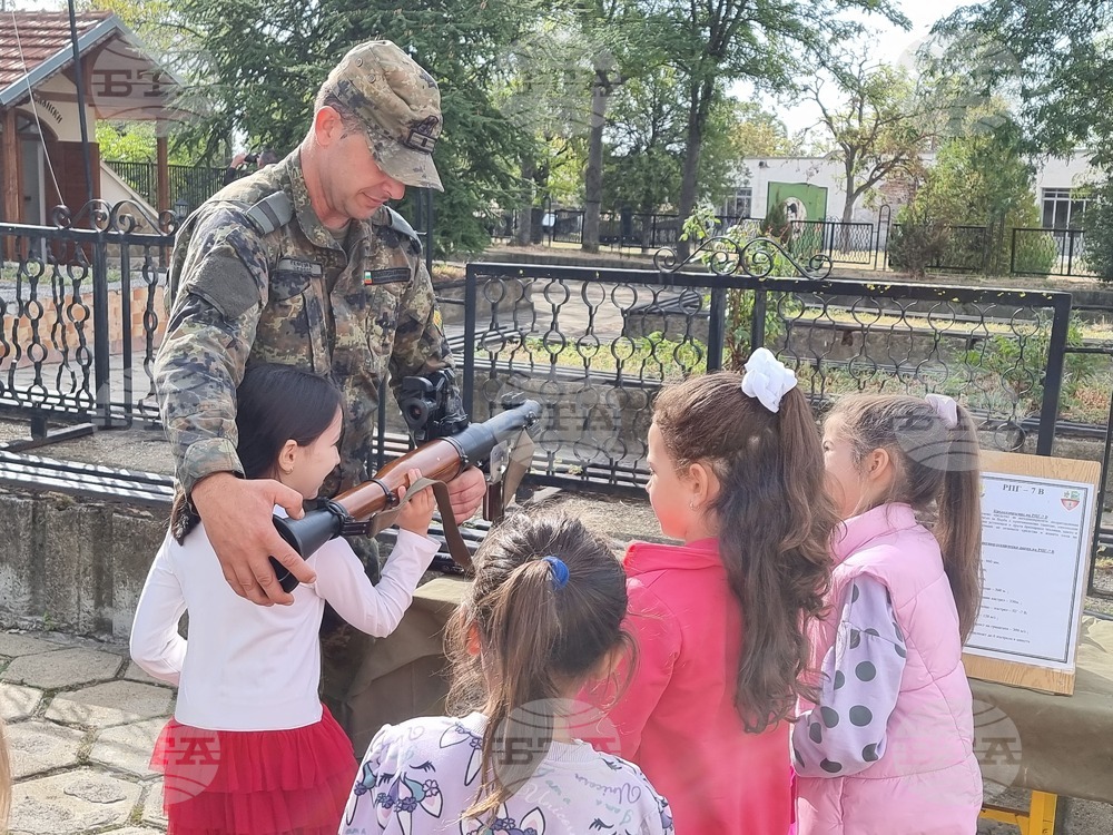 Въоръжение и бронирана техника бяха показани в Центъра за подготовка на специалисти в Сливен