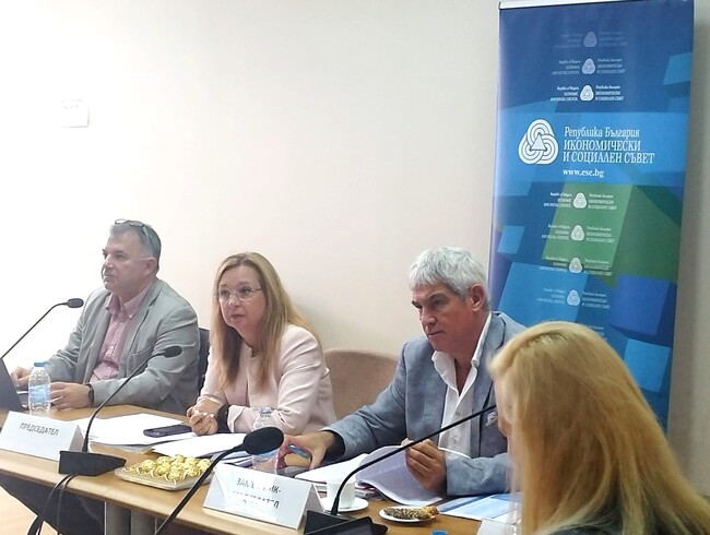 ИСС с препоръки относно ИИ и пазара на труда: Държавата да поеме активна роля в обучението на работещите