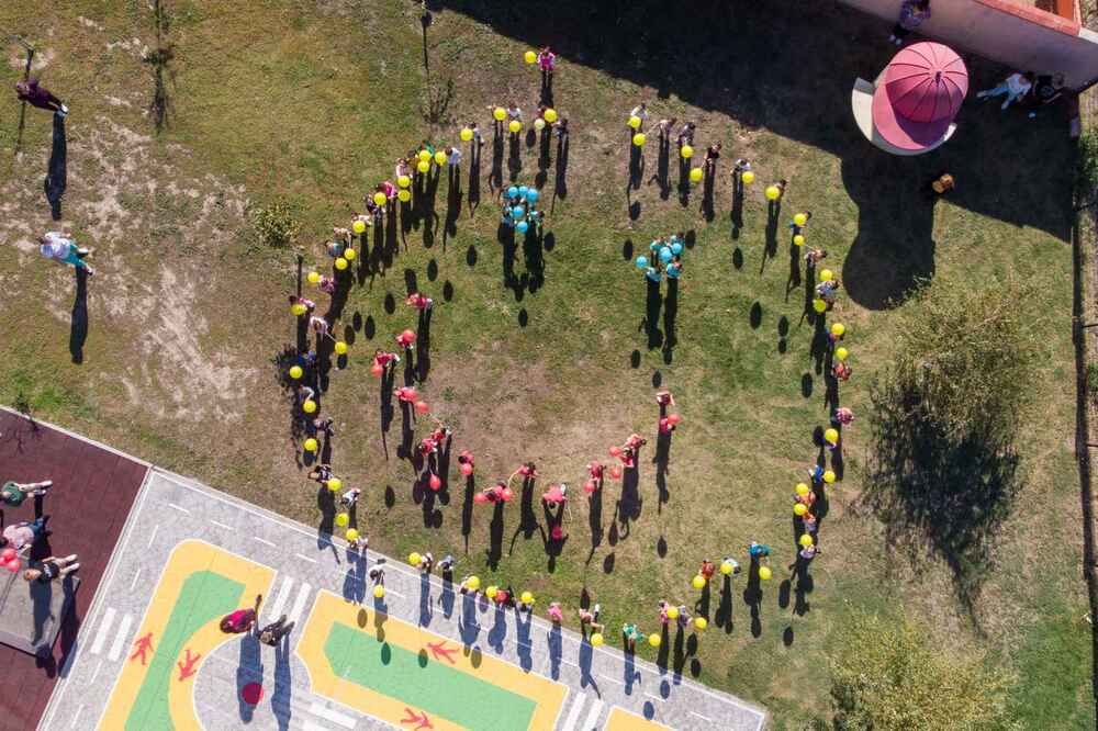 Децата на Сливен подариха усмивки на своите съграждани по повод Световния ден на усмивката